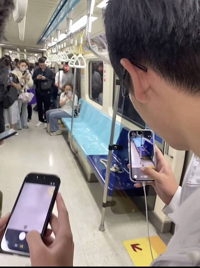 北捷板南線驚見有寵物蛇趴趴走。(threads網友@life_sciences_kk授權)