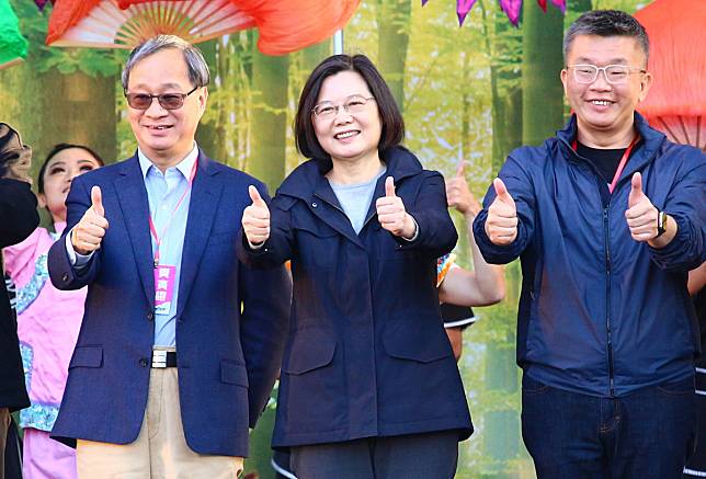 蔡英文總統(中)4日下午出席「2021台灣永續行動週開幕儀式」，期盼讓永續理念在孩子心中扎根。(央廣記者王照坤攝)