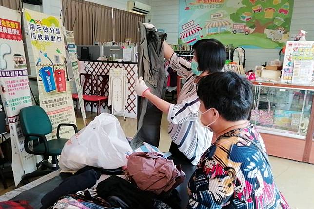舊衣回收讓愛延續，中市環保局建置台中市「i-Taichung環保地圖」網頁顯示各捐贈站或二手物回收站點。（圖／台中市政府提供）