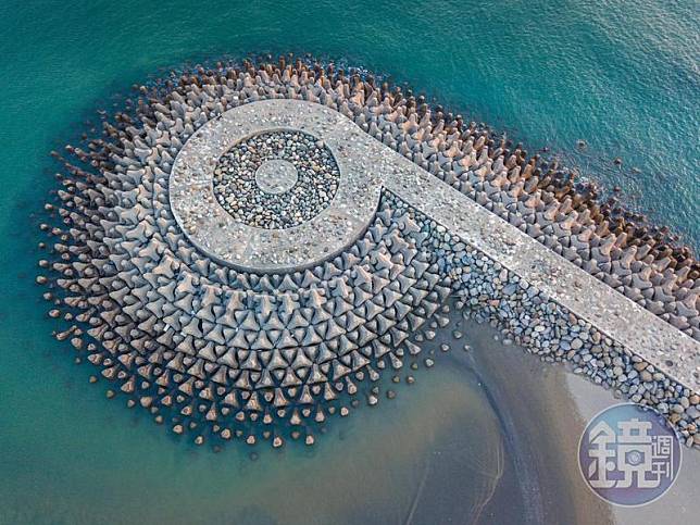 安平港外，空拍下的消波海堤，形成美麗的螺旋圖案。
