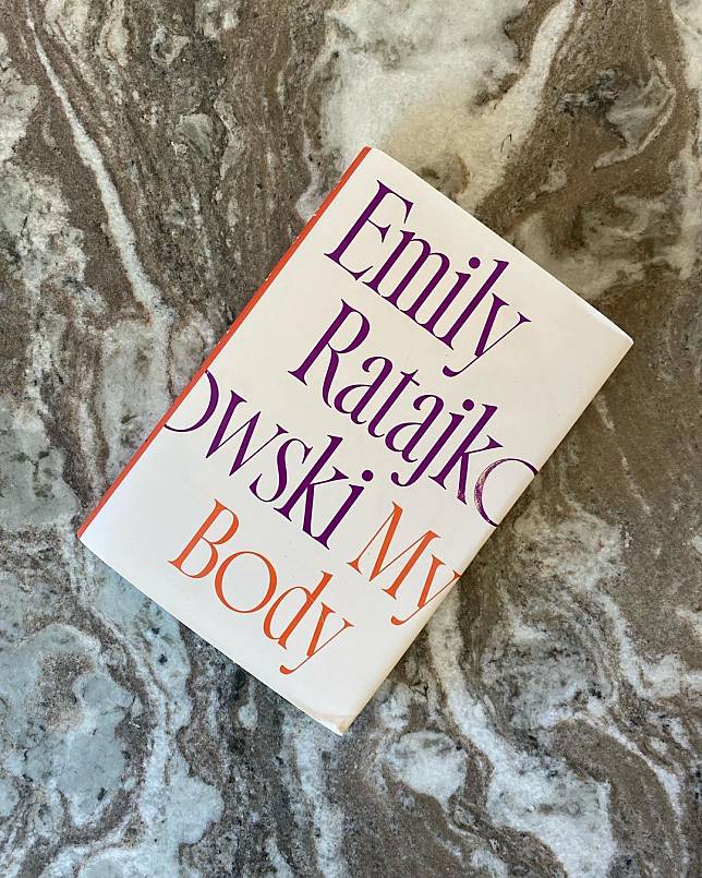 艾蜜莉瑞特考斯基（Emily Ratajkowski）新書登上熱銷榜。IG@emrata