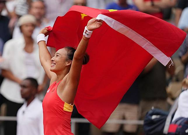 Zheng Qinwen of China celebrates after the women's singles gold medal match of tennis against Donna Vekic of Croatia at the Paris 2024 Olympic Games in Paris, France, on Aug. 3, 2024. (Xinhua/Wan Xiang)