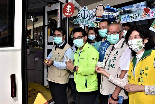 新營至嘉義三條路線移撥大台南公車行列，市長黃偉哲（左一）與貴賓試乘。（記者翁聖權攝）