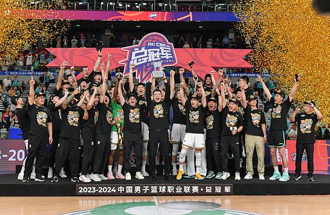 Team Liaoning Flying Tigers celebrate with the trophy during the awarding ceremony after winning the championship of the 2023-2024 season of the Chinese Basketball Association (CBA) league in Urumqi, northwest China's Xinjiang Uygur Autonomous Region, May 22, 2024. (Xinhua/Wang Fei)