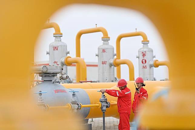 Workers patrol at a station of the Tarim Oilfield in northwest China's Xinjiang Uygur Autonomous Region, Feb. 6, 2023. (Xinhua/Li Xiang)