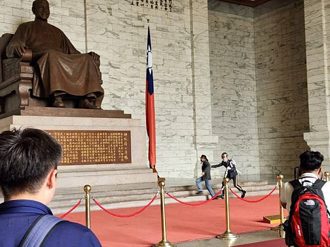 「台灣國」今天發動「槍擊蔣介石銅像」行動，持漆彈槍欲射擊蔣銅像。 圖：台灣國提供