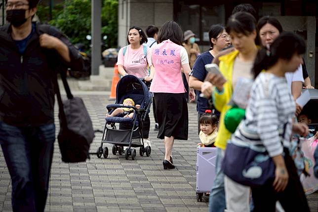 在外界眼中，這場姊弟之爭的「形象牌」謝衣鳯輸給了「實力派」謝典霖。圖為4月3日謝衣鳯於鹿港鎮兒童節派對開幕活動後隻身離去。（攝影／黃世澤）
