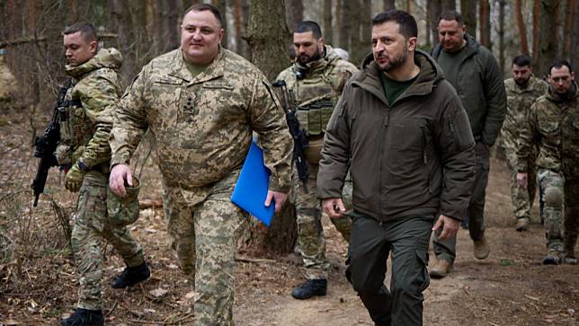 2024年3月27日，烏克蘭總統澤倫斯基（右）赴東北部邊境蘇梅州（Sumy）視察防禦工事。路透社
