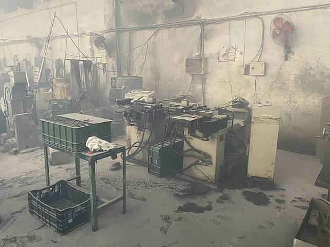 彰化縣1家自行車鐵管研磨廠發生粉塵集塵區爆炸，3名在附近工作的員工慘遭燒燙傷。 (消防局提供)
