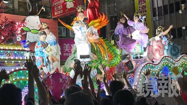 北港藝閣花車真人盛裝打扮，沿途拋送糖果餅乾等小物，吸引民眾爭搶結緣，熱鬧程度宛如「台灣迪士尼」。民眾蕭先生提供