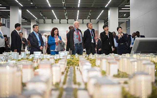 Foreign guests visit a service center in Xiong'an New Area in north China's Hebei Province, Oct. 12, 2024. (Photo by Liu Zunshuan/Xinhua)