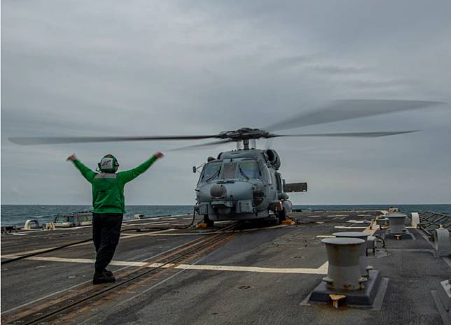 美軍伯克級驅逐艦芬恩號(USS John Finn DDG-113)昨天由北向南航經台灣海峽，艦上的海鷹直升機起飛進行相關演練，美中台三方軍機則在台灣西南空域相互監控。(圖：取自美國第七艦隊網站)