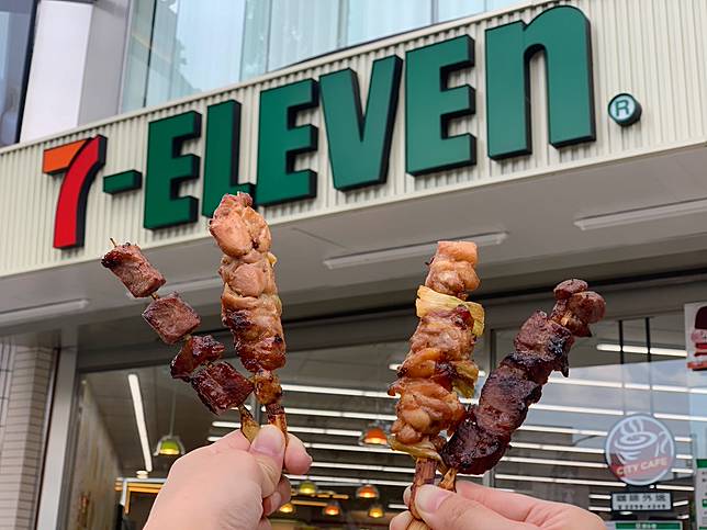 想吃烤肉卻懶得動手？7-ELEVEN即日起推出「烤肉饗宴」優惠活動，提供現烤美味串燒、德式香腸、烤雞腿等商品，指定品項任2件享88折優惠。（圖片提供/7-ELEVEN）