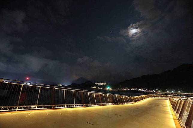 全長168公尺的基隆望海巷跨海景觀橋17日晚間點燈啟用，基隆市政府強調，這座景觀橋銜接基隆與新北自行車道，可讓基隆潮境公園、國立海洋科技博物館等景點及東北角觀光區連成一氣。 （基隆市政府提供） 中央社記者沈如峰基隆傳真 110年9月17日  
