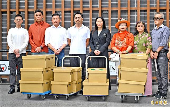 許美華指出，罷團「地動刪瑤」對外公布的連署數字是送件日前7天還差1.2萬份，這種差距最後能達標，「只能說非常神奇」。圖為罷瑤團隊帶著2萬7290份連署書送件。(資料照)