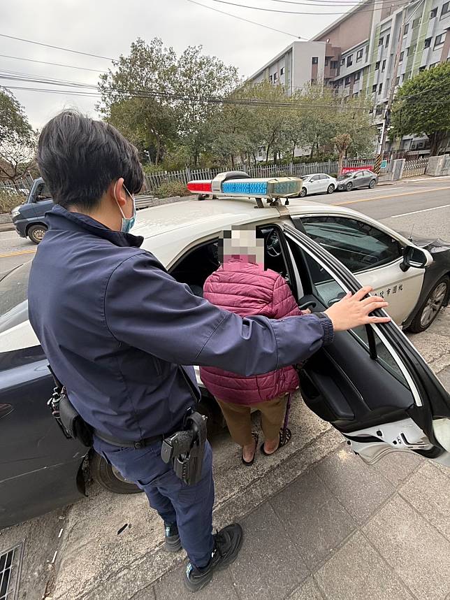 楊梅警方將老婦帶返派出所安置。圖：讀者提供