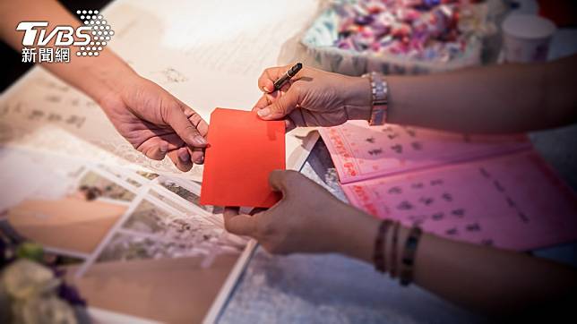 參加親友婚禮紅包要包多少一直是門學問。（示意圖／shutterstock 達志影像）