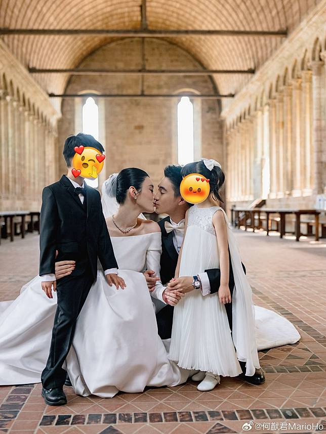 何猷君和奚夢瑤在兒女面前玩親親。翻攝何猷君微博