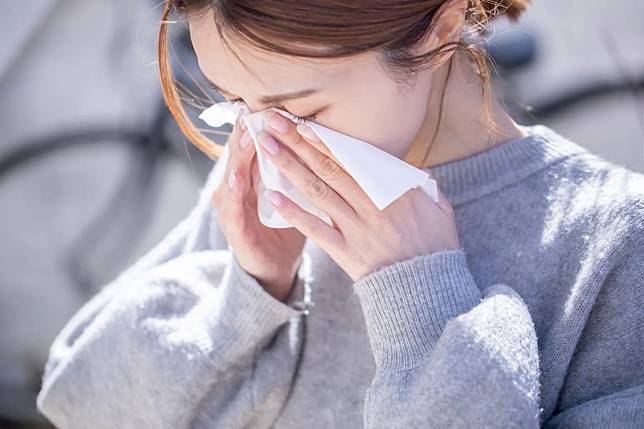 近期不少人因天氣驟降而打噴嚏、流鼻水，有的人甚至會有鼻塞困擾！（示意圖／photoAC）