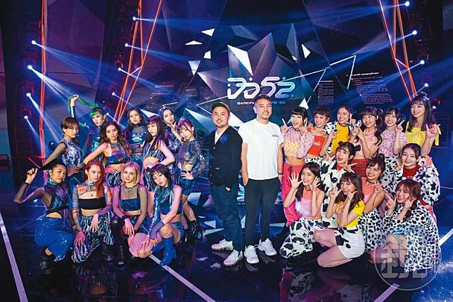 詹仁雄（中右穿白衣者）找來梁庭豪（中左戴帽者），合力打造台灣首檔偶像女團養成秀《菱格世代DD52》，在YouTube及多個電視頻道網台聯動播出。