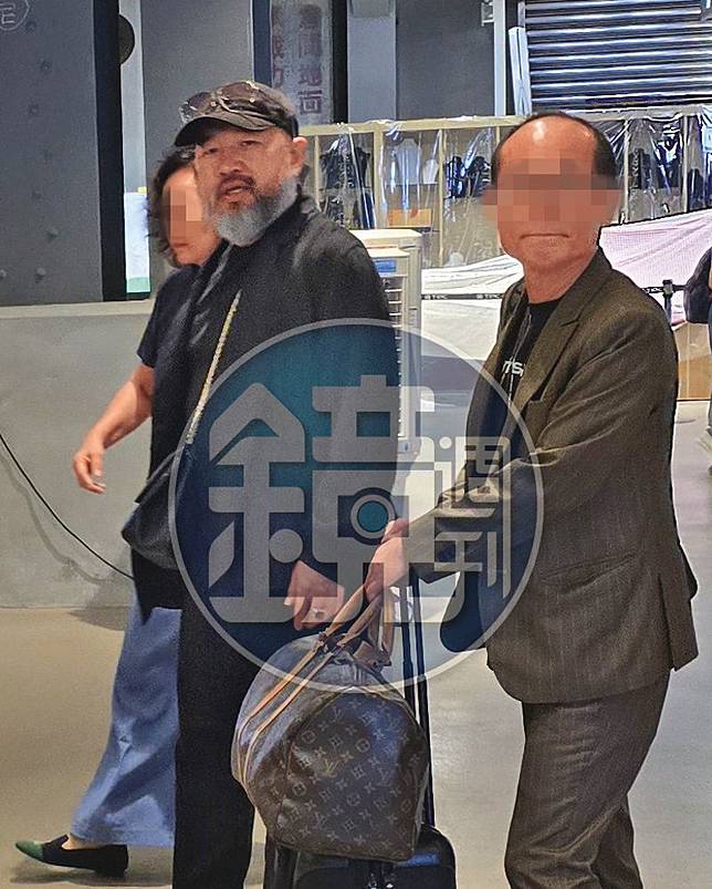 辛龍（中）出現在基隆港旅客中心，他帶女兒搭郵輪遊歷日本九州、沖繩後回到台灣。