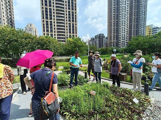 游象君老師在「農園體檢及栽培管理」課程中先帶領大家在象山田園基地一角集合。圖／台北市政府提供