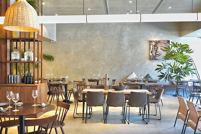 大墩店從門市外觀、擺設、空間色彩到平面設計，找來旅居美國的新生代設計品牌THEY New York操刀，室內植栽則由台中在地的火山花店規劃。(圖/ hechino做茶菜-大墩店)