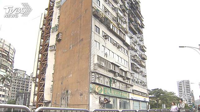 台北市知名凶宅錦新大樓5日發生墜樓事件。（圖／TVBS資料畫面）