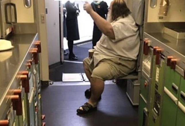 本月19日搭乘長榮航空的洋男，如廁時要求女性空服員幫他脫褲，甚至要求為他擦屁股。   圖：翻攝自PTT