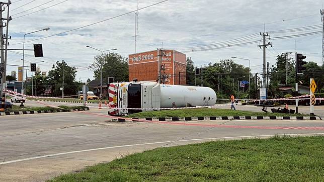 ระทึก!รถบรรทุกแก๊ส 16 ตันพลิกคว่ำกลางสี่แยกใกล้ปั๊มน้ำมันเจ้าหน้าที่ต้องกันพื้นที่และเร่งฉีดน้ำเกรงจะระเบิด