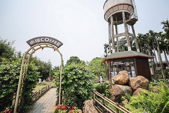 A tourist visits a “water tower coffee house” in Hemei Village of Longmen Township, Ding'an County, south China's Hainan Province, April 3, 2024. (Xinhua/Zhang Liyun)
