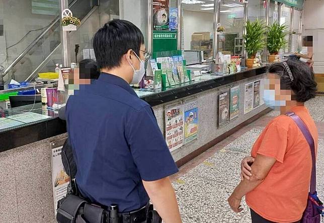 婦人就醫遇上有人推銷鹿茸藥酒，她到郵局匯款被機警行員發現有異，通報警方到場及時阻詐。（記者陳金龍翻攝）