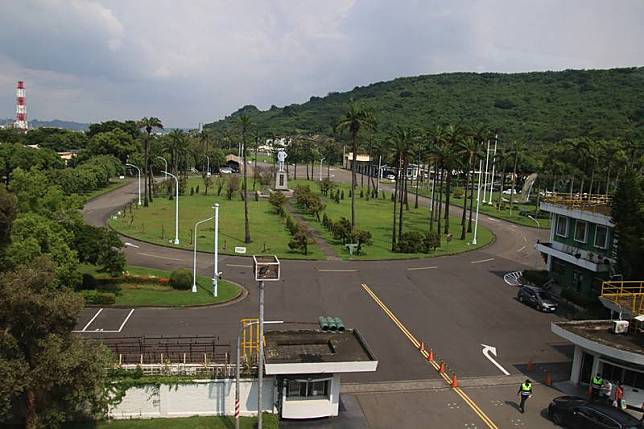 國內媒體報導，台積電已針對高雄中油煉油廠（圖） 未來劃撥土地展開細部設計。對此，台積電表示，設廠地點選擇有諸多考量因素，台積電以台灣做為主要基地，不排除任何可能性。 中央社記者董俊志攝 110年9月7日  
