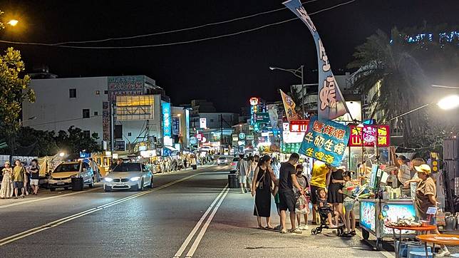 端午連假國旅訂房率僅達49%，顯示連假效應減弱。 圖為墾丁大街。本報資料照