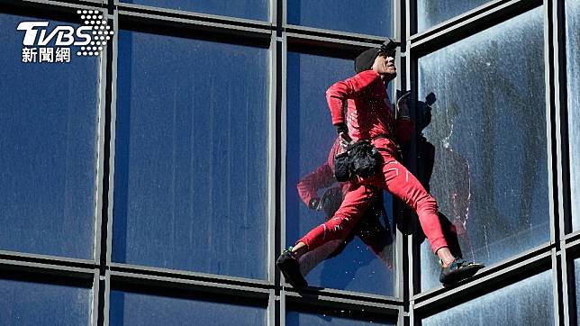 「法國蜘蛛人」羅伯特（Alain Robert），「徒手」攀爬高48層的道達爾大樓（TotalEnergies tower），慶祝自己的60歲生日。（圖／達志影像美聯社）