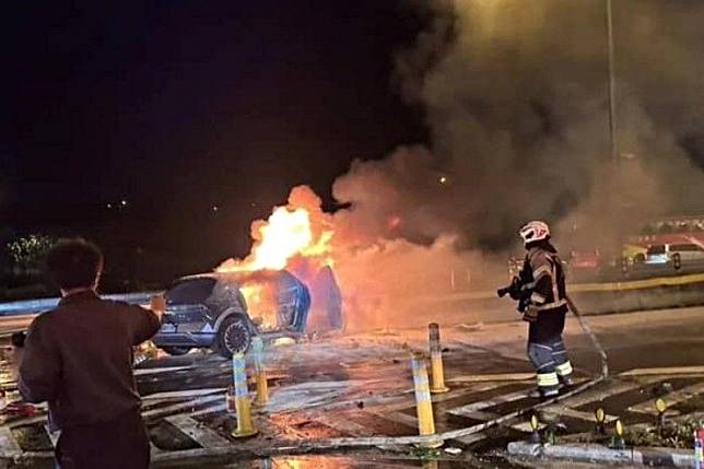 國道一號桃園楊梅休息站發生嚴重車禍，一輛電動休旅車因不明原因自撞分隔島後起火，新增第四死。（圖／翻攝記者爆料網）