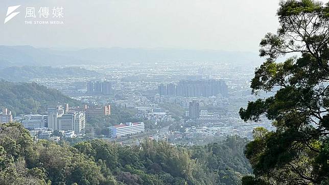 台中勤美連續發生墜樓事件。示意圖。（資料照，呂紹煒攝）