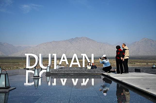 Tourists have fun at the Dulaan Holiday Wine Stroll in Helan County, northwest China's Ningxia Hui Autonomous Region, Oct. 4, 2024. (Xinhua/Mao Zhu)