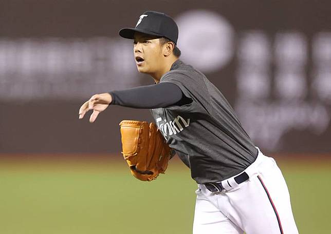 台鋼雄鷹隊21歲投手黃群（圖）入選世界棒球經典賽 資格賽（WBCQ）集訓名單，他表示，有機會為國家 打球是很快樂的事情，目前還沒有特別向陣中的資深 投手請教什麼，主要專注調整狀況和身體。 中央社記者張新偉攝 114年2月5日