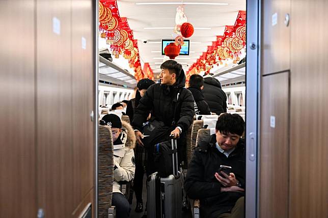 Passengers are seen on the bullet train G4798 on the Jining-Datong-Yuanping high-speed railway, Dec. 31, 2024. (Xinhua/Li Zhipeng)