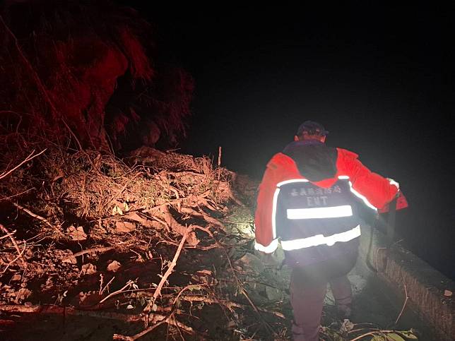 規模6.4強震造成嘉義縣大埔鄉西興村三腳石路段有土石滑落阻礙交通，另有多處道路受損。（圖：嘉義縣消防局提供）