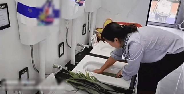 中國雲南省一家店鋪，有位女子彎腰在蹲式馬桶裡洗粽葉，讓網友看了之後直呼噁心。（翻攝自微博）