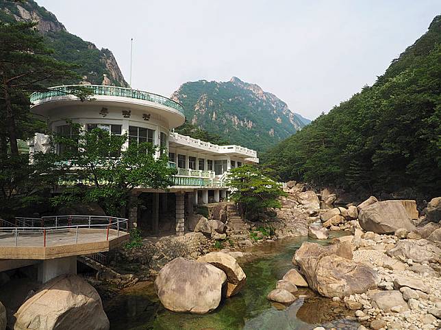 朝鮮金剛山國際觀光特別區向韓國遊客開放超過20年，相關建設由韓國主導。   圖：翻攝自維基網站