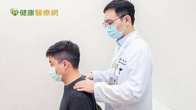 蔡宗儒醫師進解釋，上交叉症候群，常有圓肩、聳肩或駝背等身體特徵，和坐姿不良息息相關。