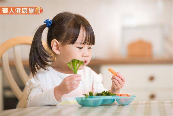 乳幼兒補充多少水分、熱量才適當？小兒科醫師揭6大飲食指南，長大遠離三高