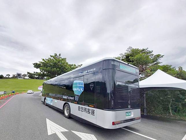 台東熱氣球嘉年華推免費搭乘電動巴士，打造綠色智能低碳永續交通。（記者鄭錦晴攝）