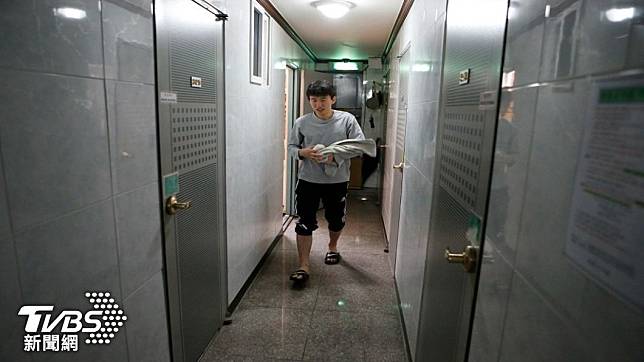 韓國考試院的住宅走道狹小，缺乏逃生空間。(圖/路透社)