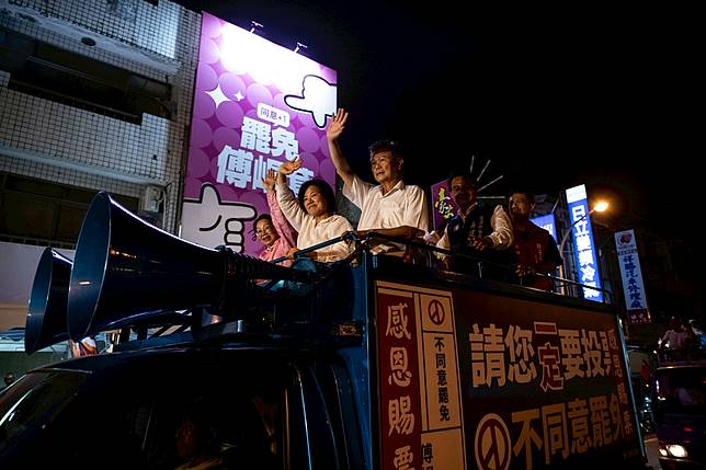 2025年7月26日，大罷免投開票當日晚間，傅崐萁謝票車隊行經罷免傅崐萁總部，如今「傅家王朝」屬意的接班人游淑貞（左2）也與徐榛蔚（左1）、國民黨花蓮縣黨部主委盧新榮（右1）站在宣傳車上。（攝影／楊子磊／資料照片）