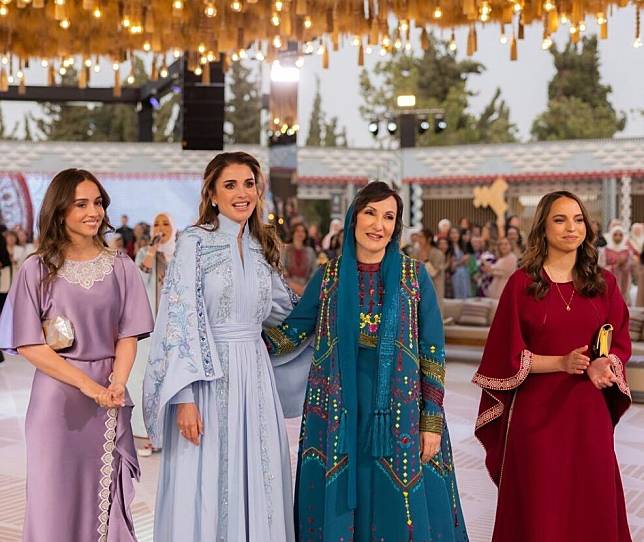 約旦王后Queen Rania於皇家哈希姆法院的Madareb Bani Hashem舉辦了一場婚前彩繪花朵派對