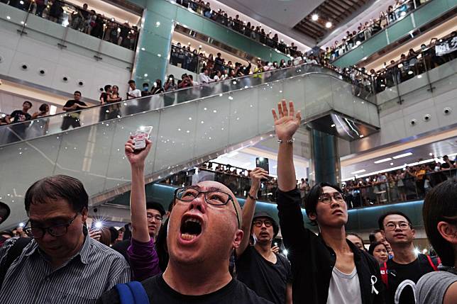 Locals sing “Glory to Hong Kong” at a shopping mall in Hong Kong on Sept. 11. Photo: AP